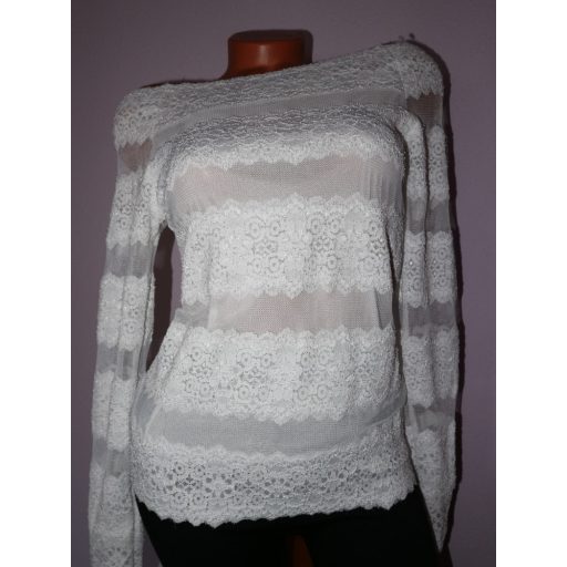 Csinos,csipkés,vállra húzható ,duplaanyagú felső!  S-M
