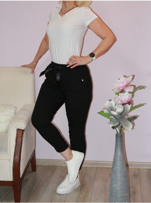 Gumírozott derekú,elöl tűzött ,zsebes nadrág ! fekete M-XL